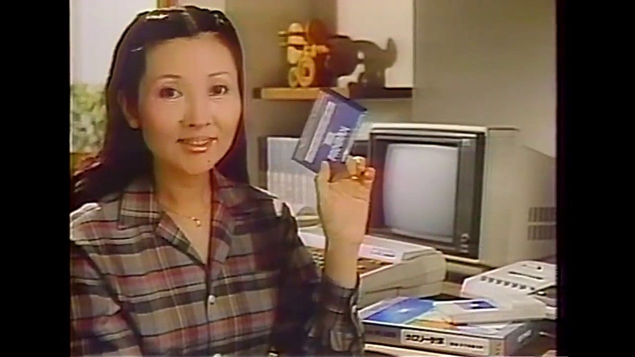 Publicité Nec où une développeuse japonaise montre une cassette de jeu