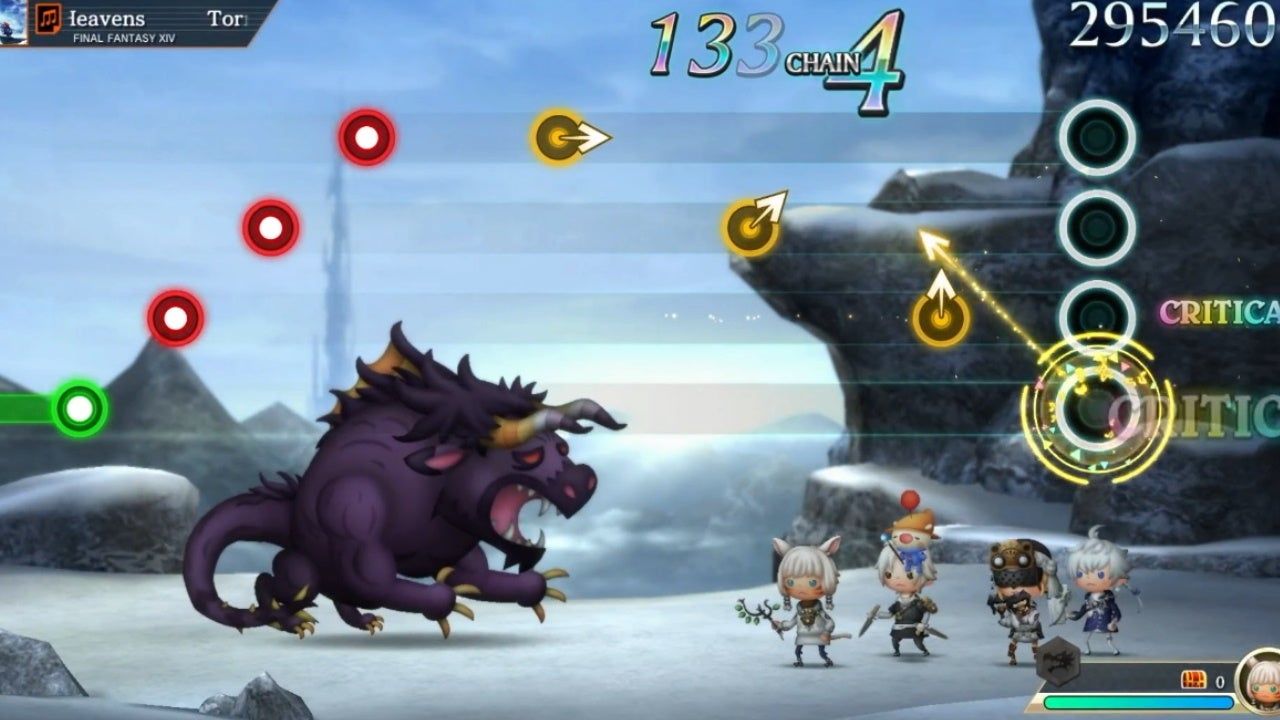 screenshot de THEATRHYTHM FINAL BAR LINE. Quatre personnages de Final Fantasy tapent un gros monstre tandis que des notes de musique et des instructions défilent à l'écran.