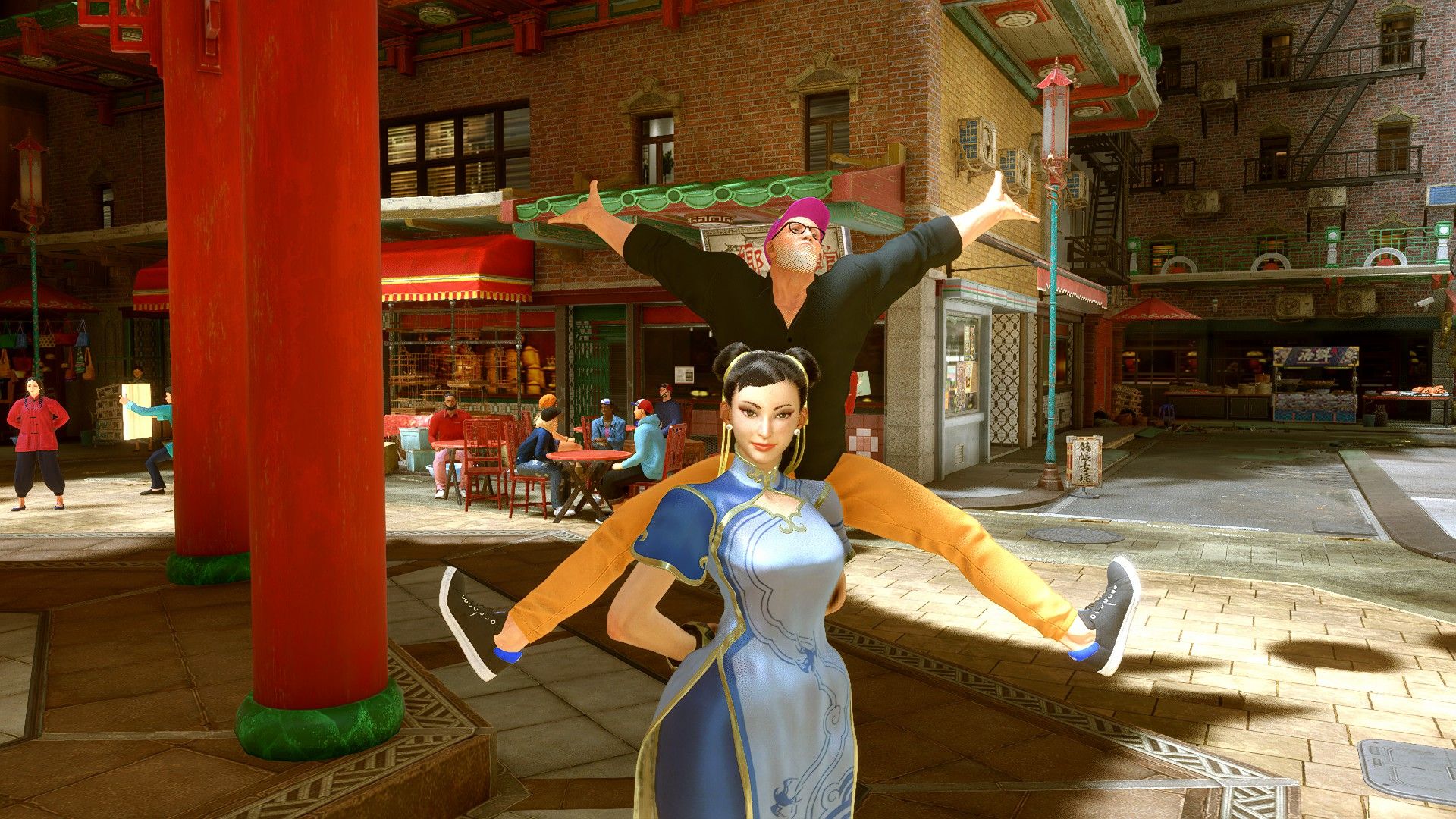 Dans une rue calme de Metro City, notre avatar à casquette fait "youpi" en sautant derrière une dame