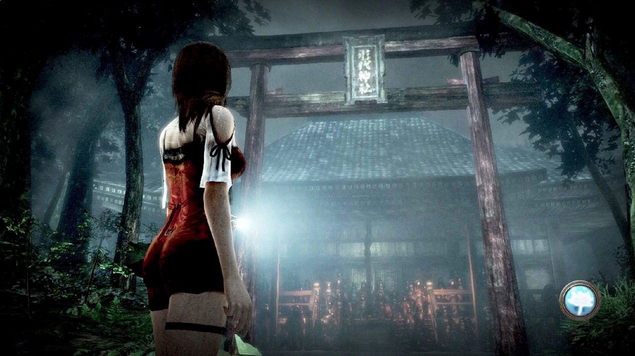 Une jeune femme devant un temple hanté la nuit au Japon