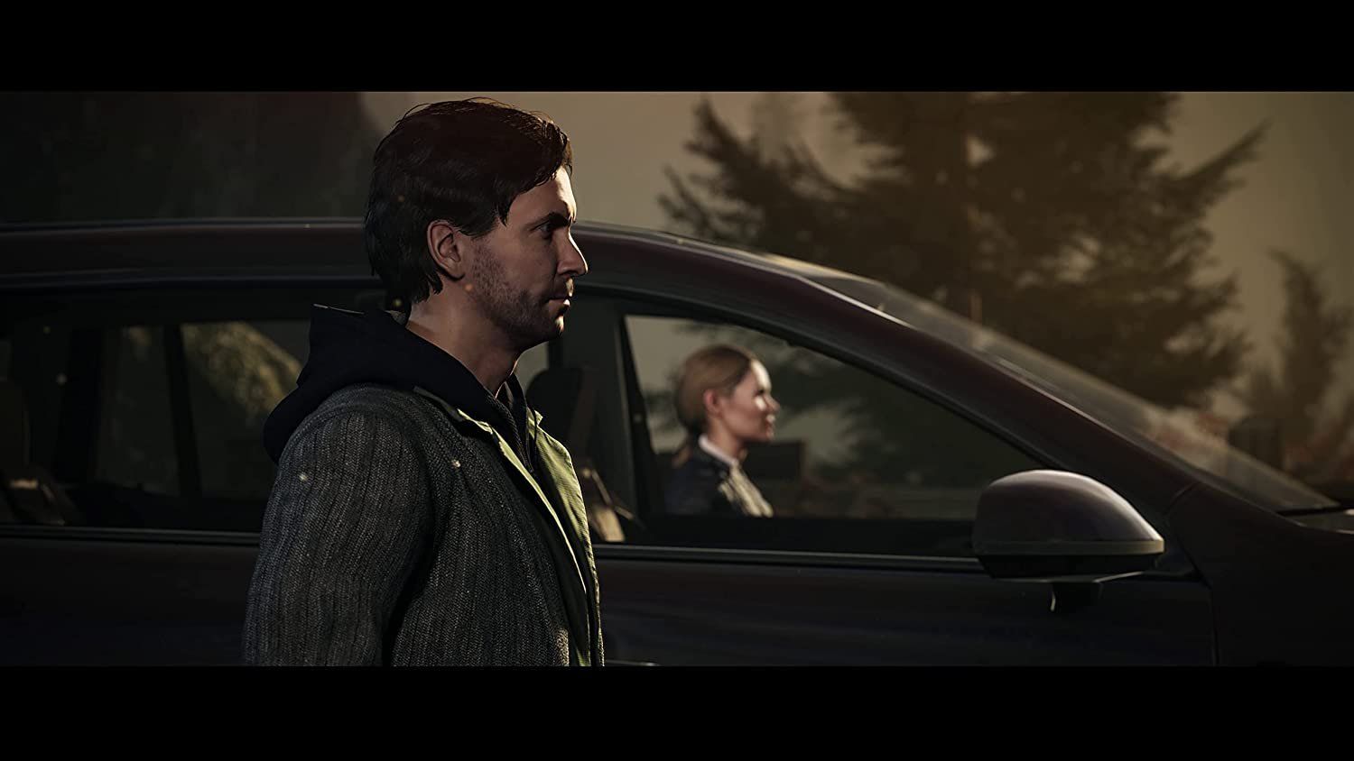 Alan Wake devant une voiture avec sa femme qui conduit, dans une forêt