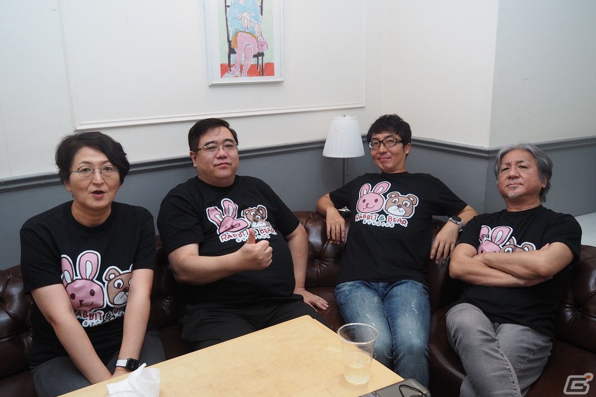 Japonais assis sur un canapé avec des t-shirt Rabbit & Bear