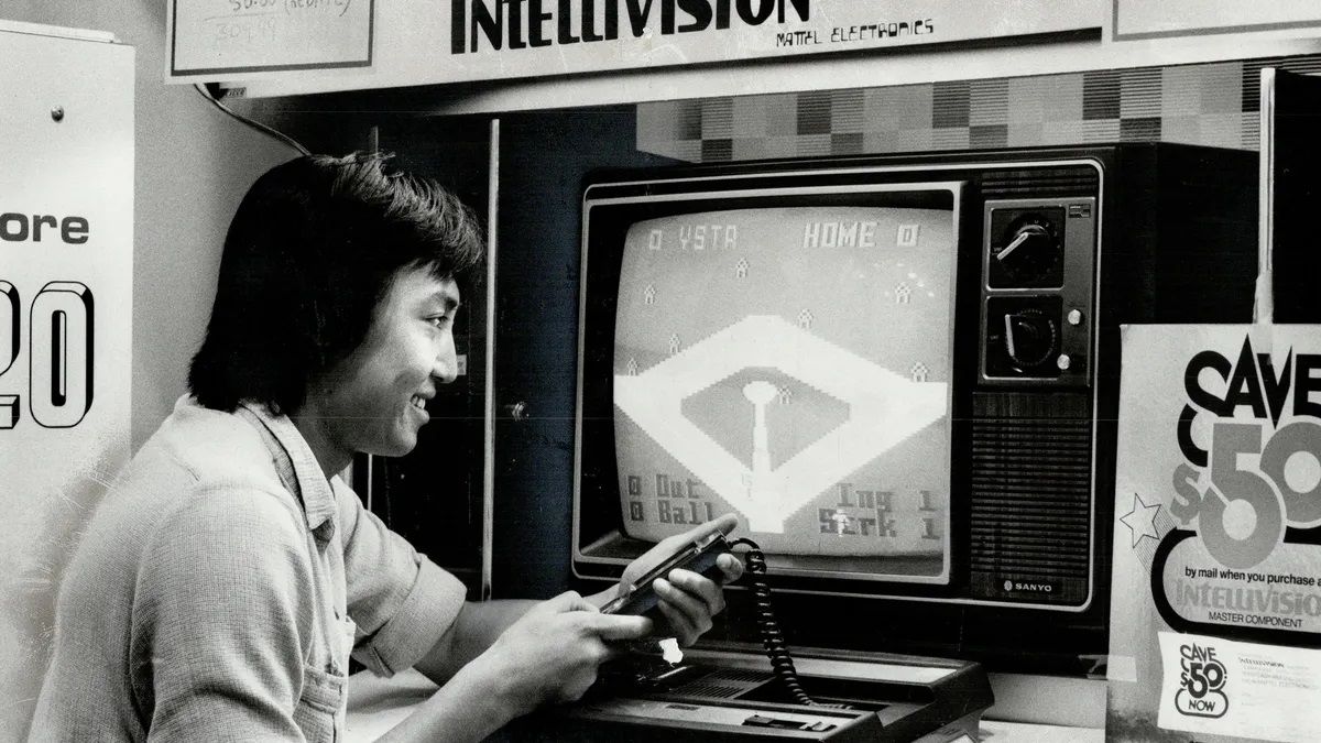 Dans les années 70, un homme essaye l'Intellivision