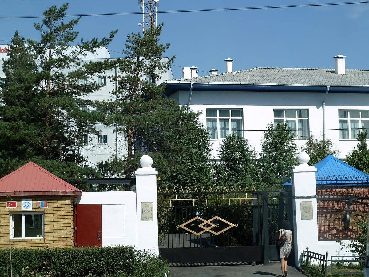 Ambassade de France en Mongolie, c'est une petite maison protégée par des grosses grilles qui font un peu peur.