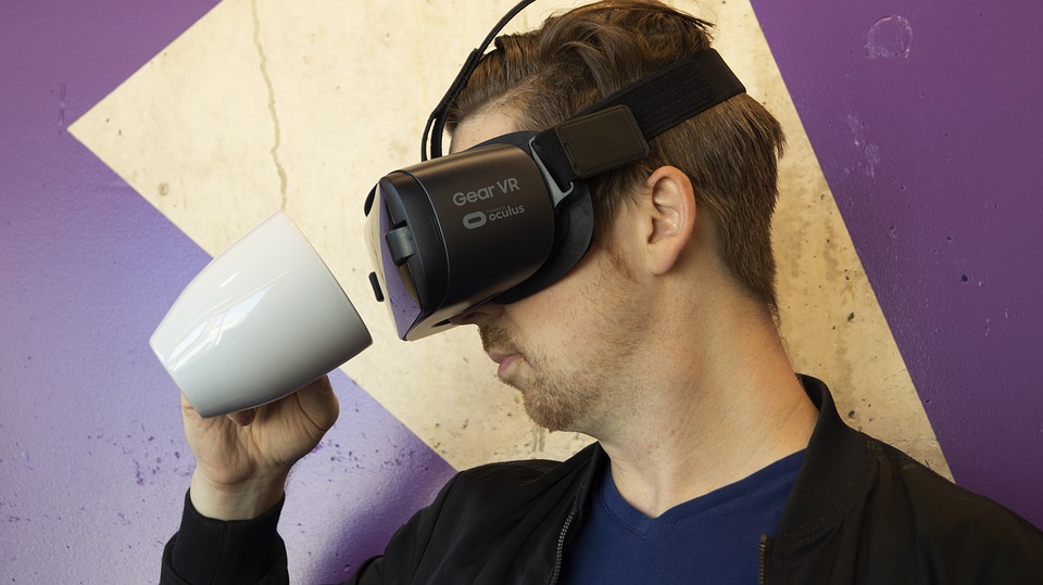 Tasse et casque Gear VR